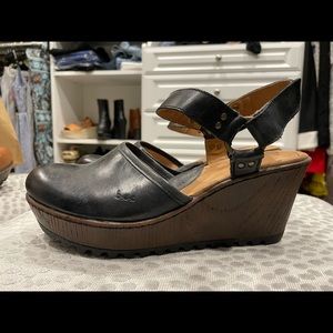 b.o.c black wedge clogs size 9